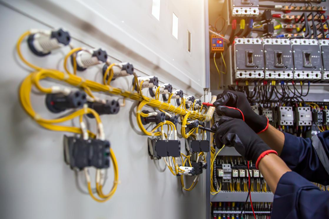 Lucrări la instalații electrice într-un tablou de distribuție