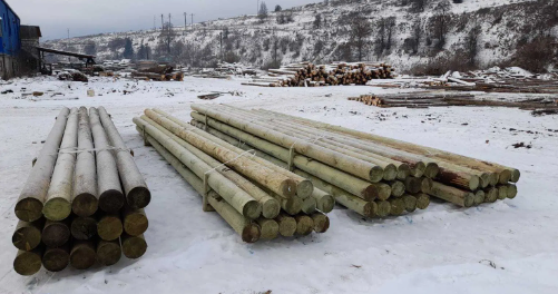 Depozitarea incorectă a stâlpilor de lemn. Evitarea umezelii excesive pentru durabilitate